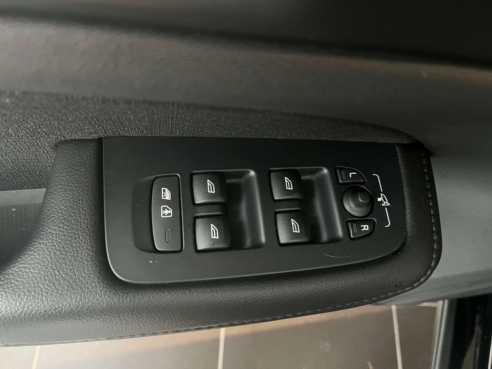 Fahrzeugabbildung Volvo V60 Kombi Momentum Pro LED NAVI ALU