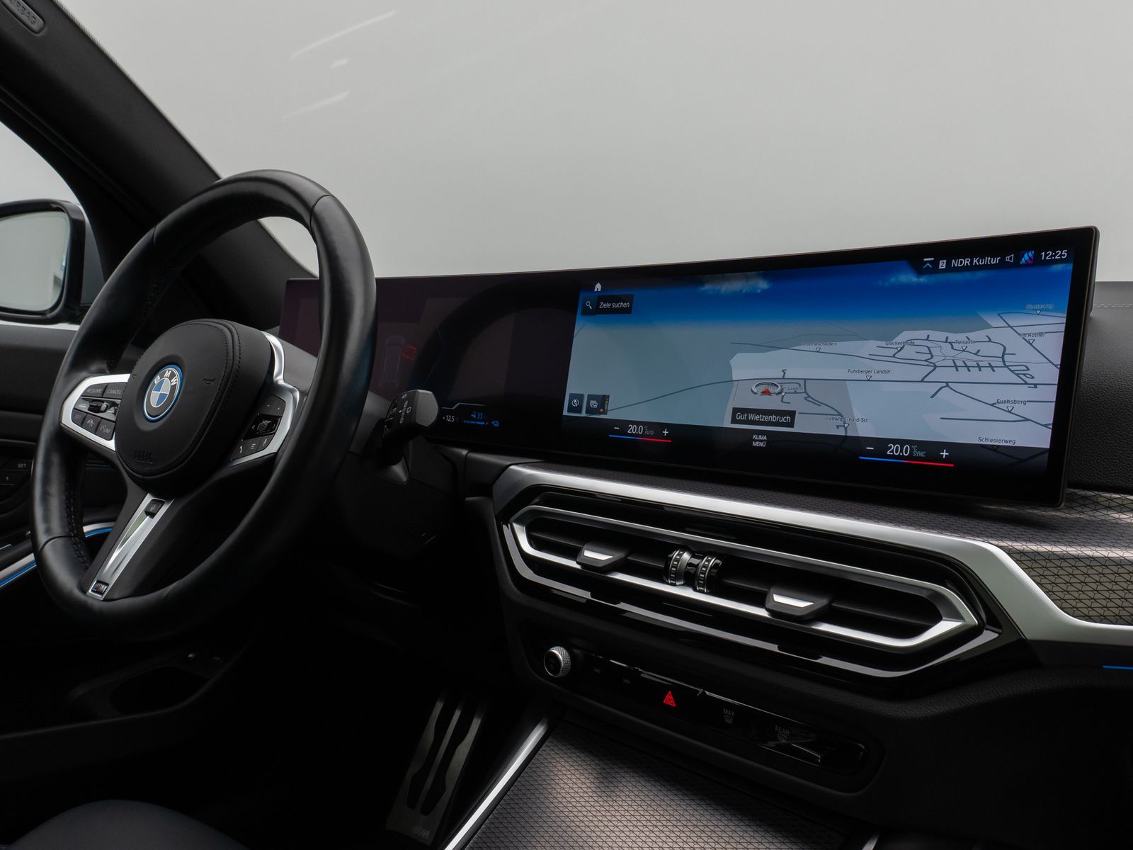 Fahrzeugabbildung BMW 330e M Sport Panorama Kamera HUD DAB HiFi AHK