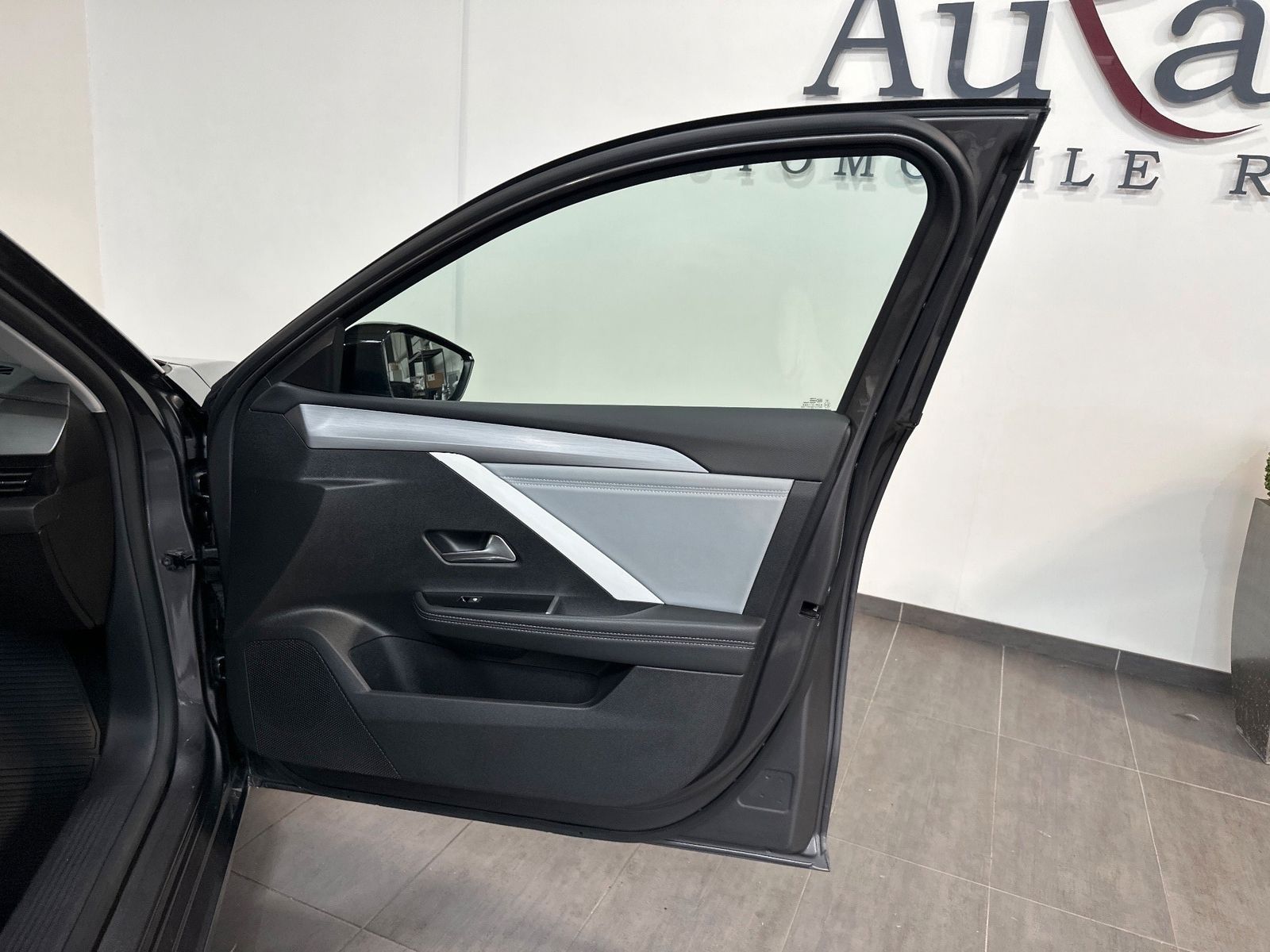 Fahrzeugabbildung Opel Astra SpT 1.5 D Aut Business Elegance NAV+LED