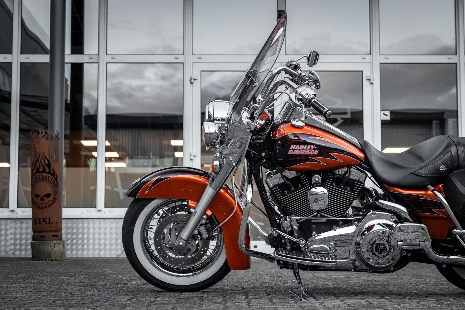 Fahrzeugabbildung Harley-Davidson FLHRC Road King Classic - BLACK BEAR - SELTEN