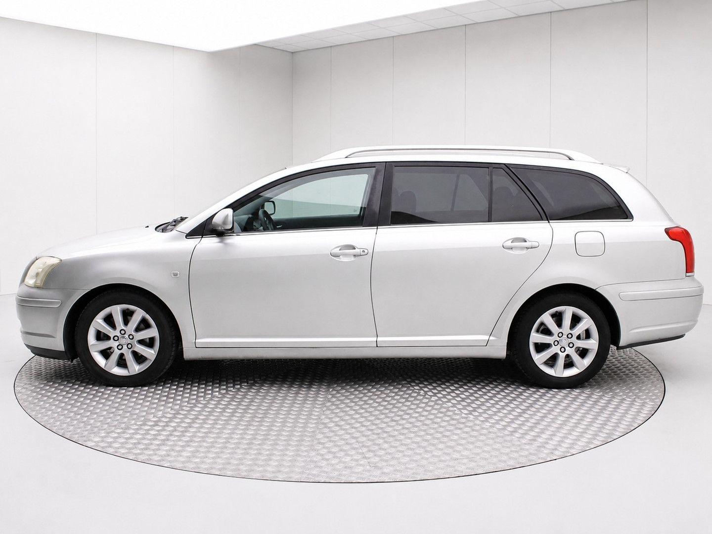 Toyota Avensis 2005 — вигляд ззаду