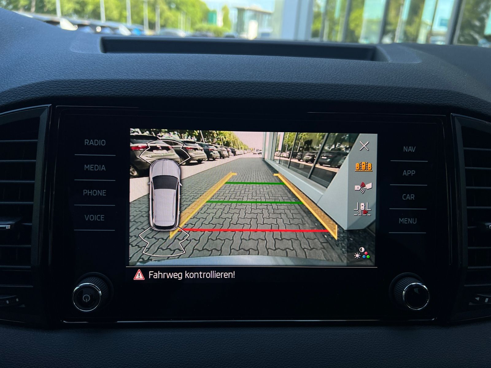 Fahrzeugabbildung SKODA Karoq Sportline 2.0 TDI DSG *AHK,Navi,TravelAssi