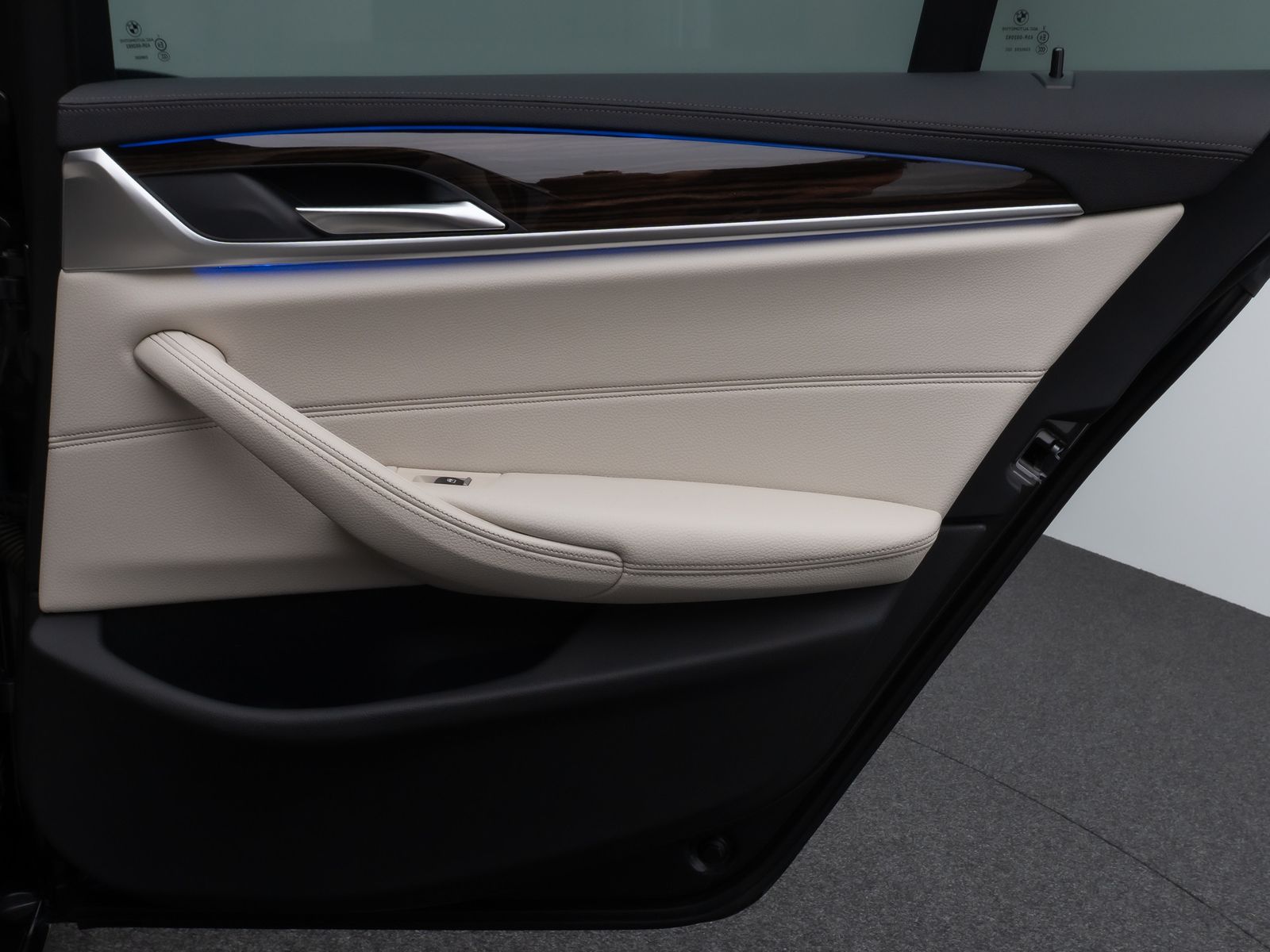Fahrzeugabbildung BMW 530d LuxuryLine Laser HUD DAB HiFi DisKey 19Zoll