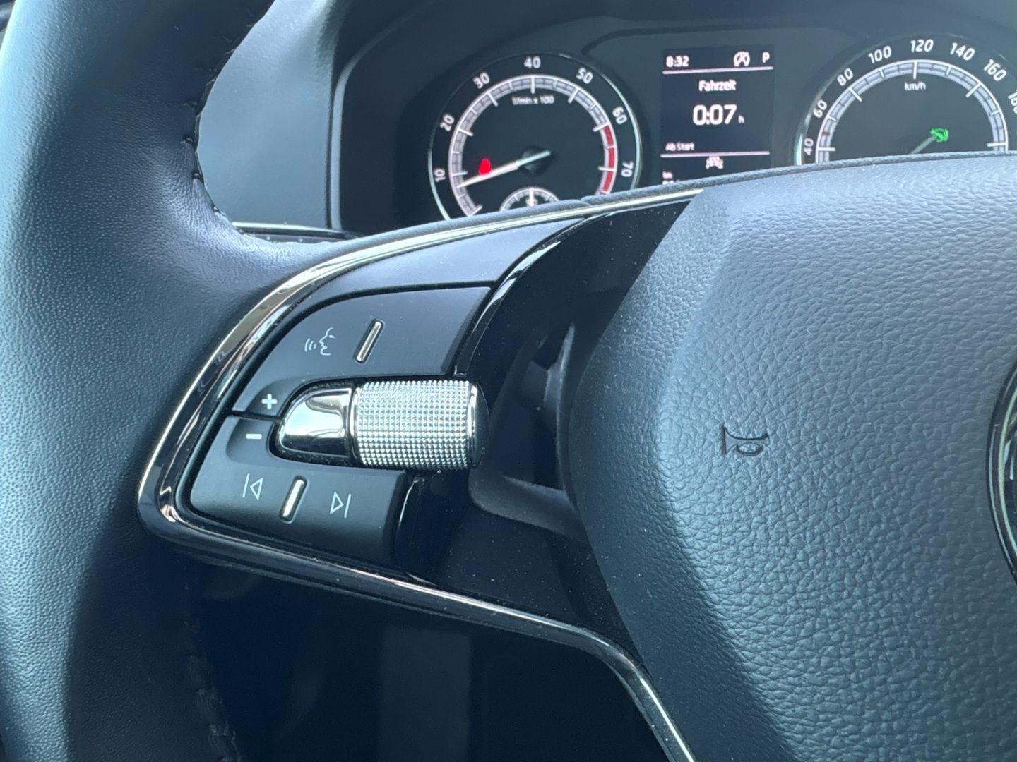 Fahrzeugabbildung SKODA Karoq Clever AHK BeheizbareWSS KLIMA ElekHeckkla