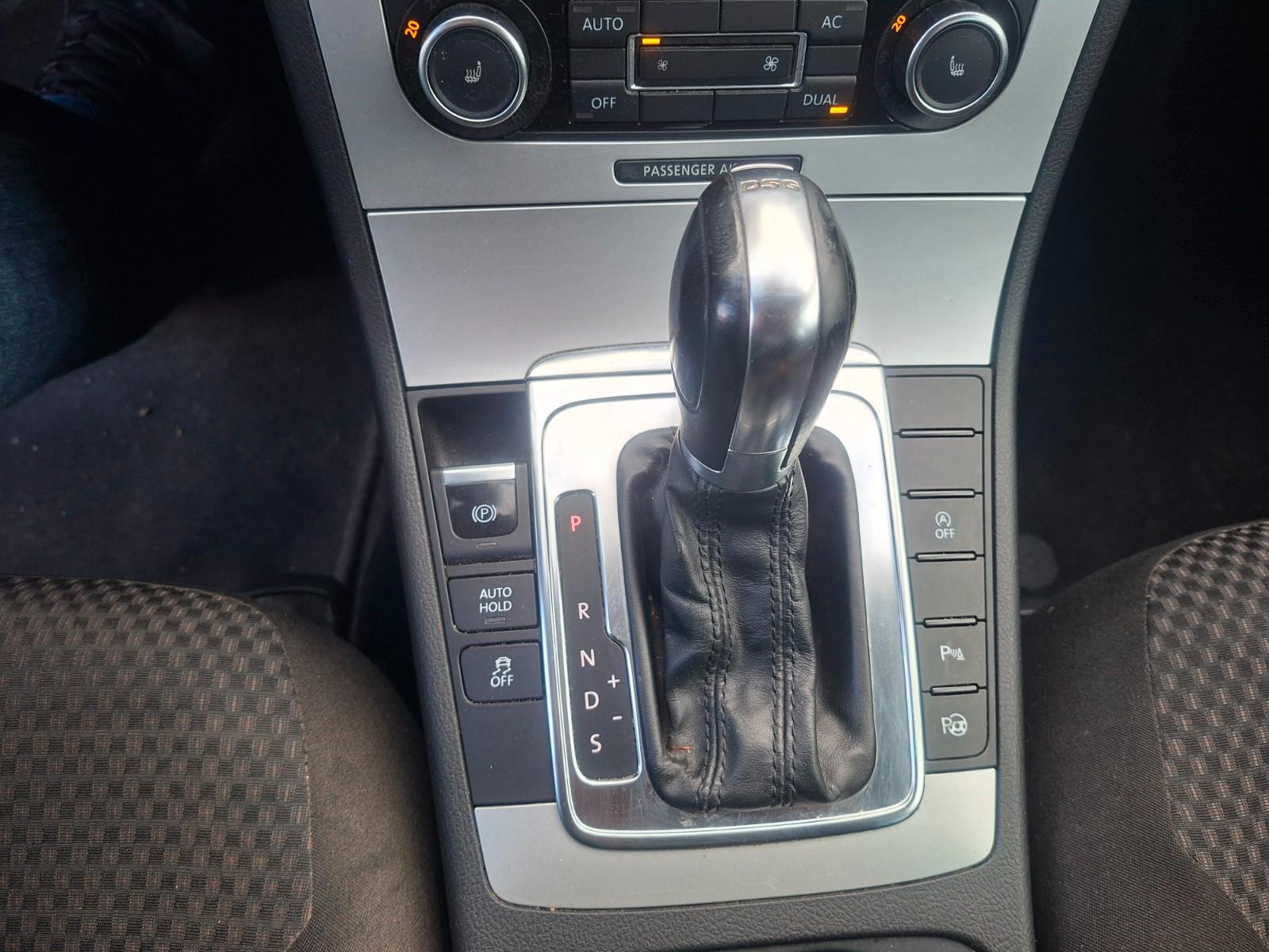 Volkswagen Passat 2011 — photo 11