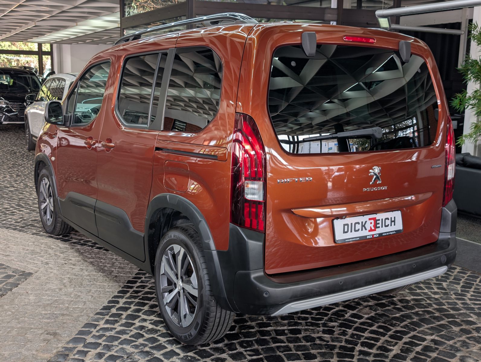 Fahrzeugabbildung Peugeot Rifter GT N1 L1 PANO XENON APP TEMP KAM ALU 17"