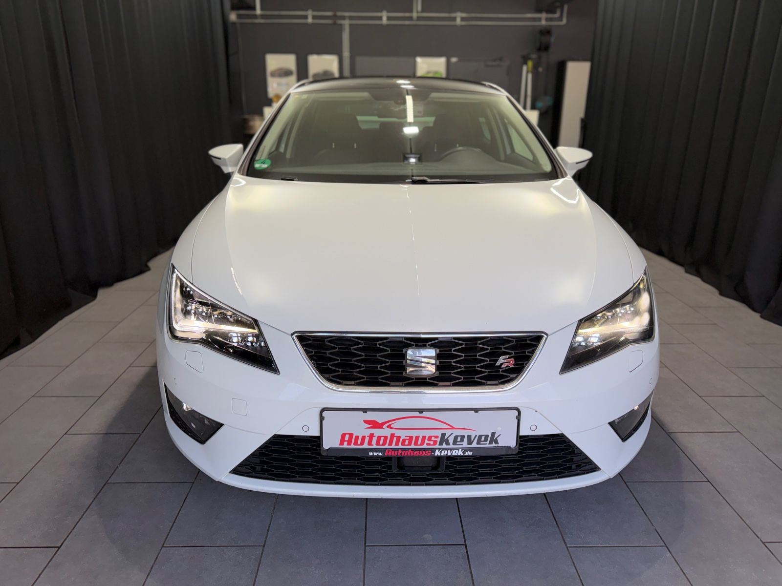 Fahrzeugabbildung SEAT Leon FR|NAVI|LED|PANORAMA|PDC|TÜV 03/28