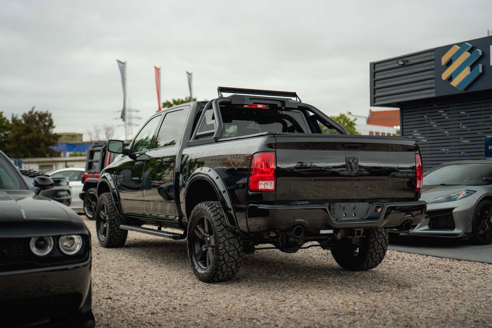 Fahrzeugabbildung Dodge RAM 5.7 V8 HEMI 4x4 OFFROAD Night-Paket *LED*AHK
