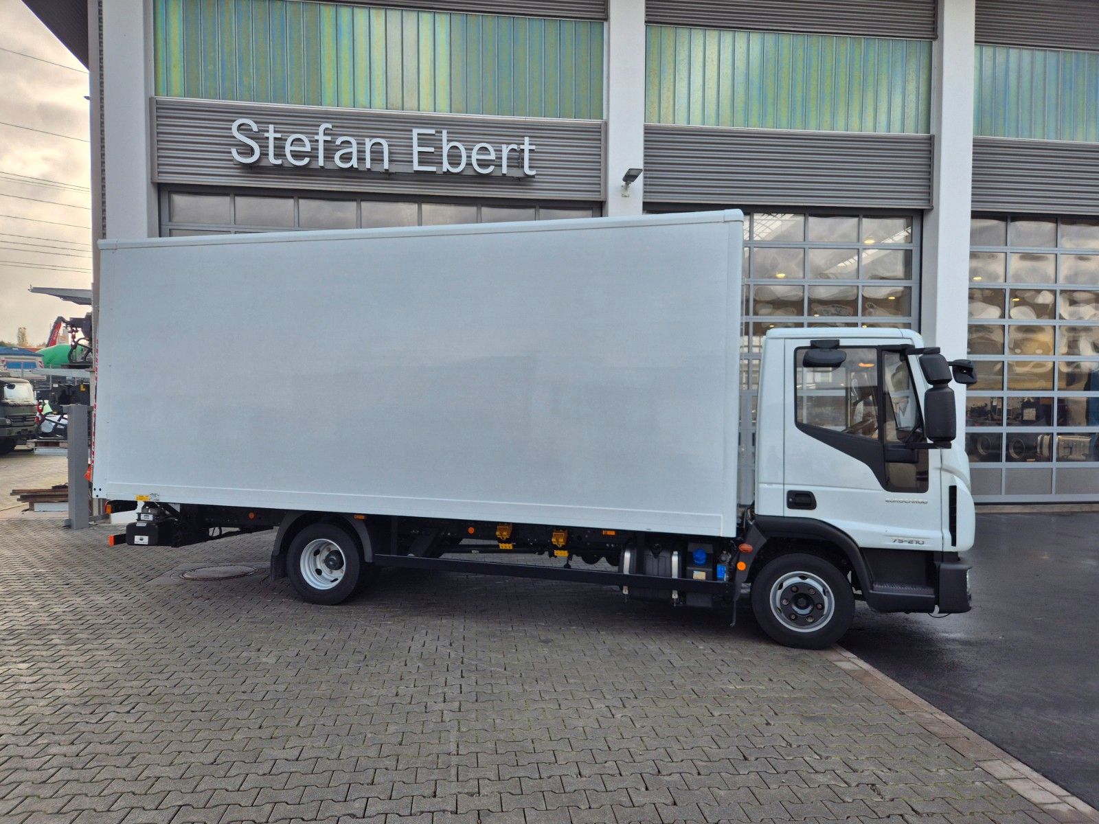 Fahrzeugabbildung Iveco Eurocargo 75-210 Koffer LBW