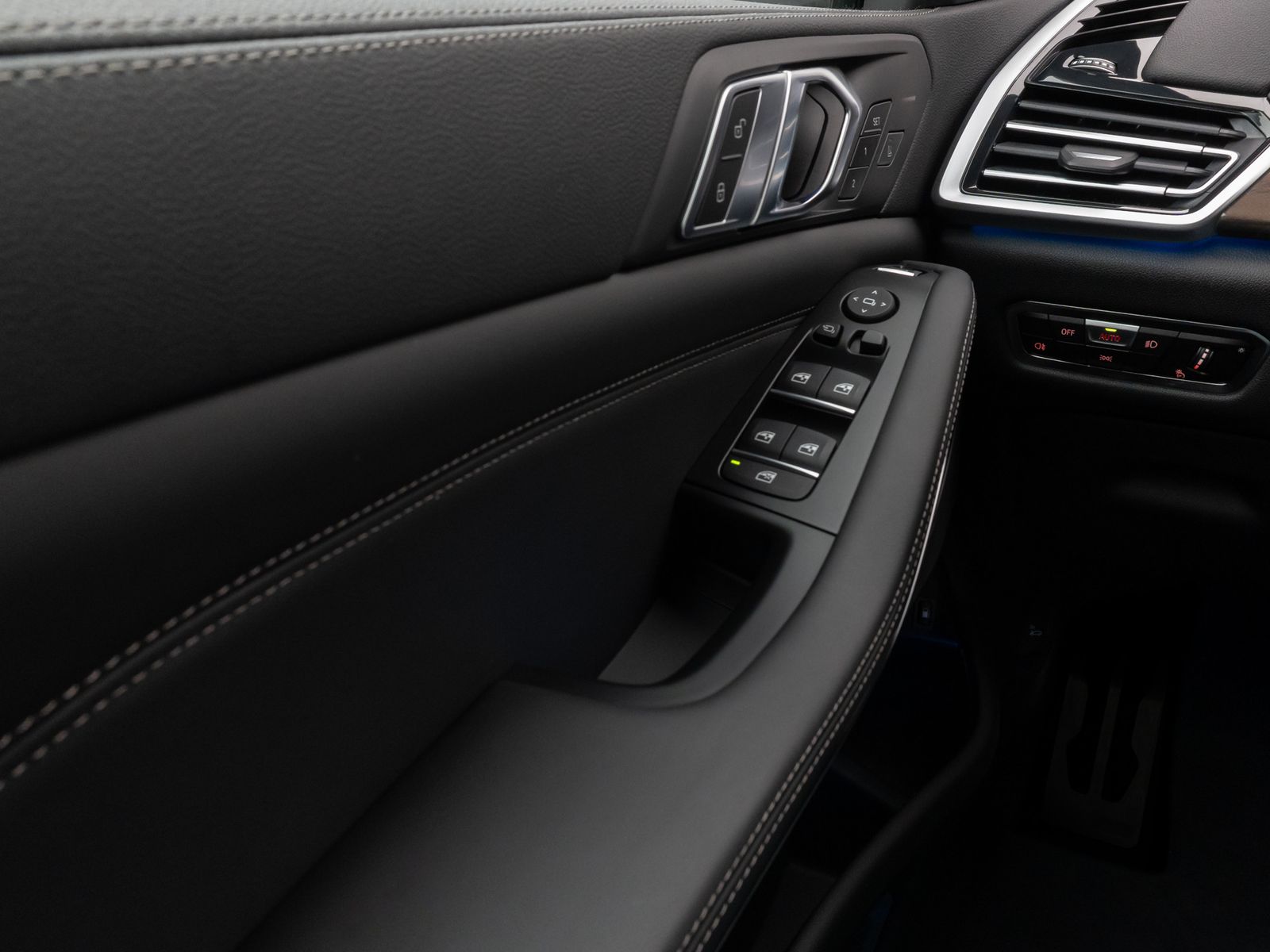 Fahrzeugabbildung BMW X5 xD45e M Sport 360°Laser HUD DAB H/K Komfort