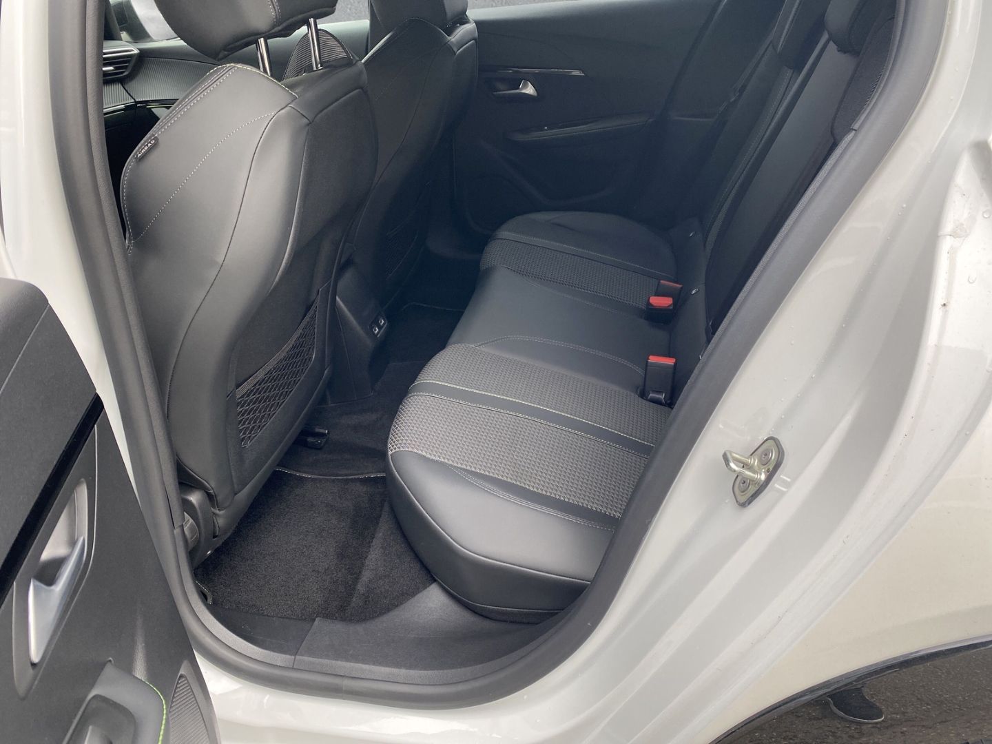 Fahrzeugabbildung Peugeot 208 e- Allure Elektromotor 136 Navi LED Apple Ca