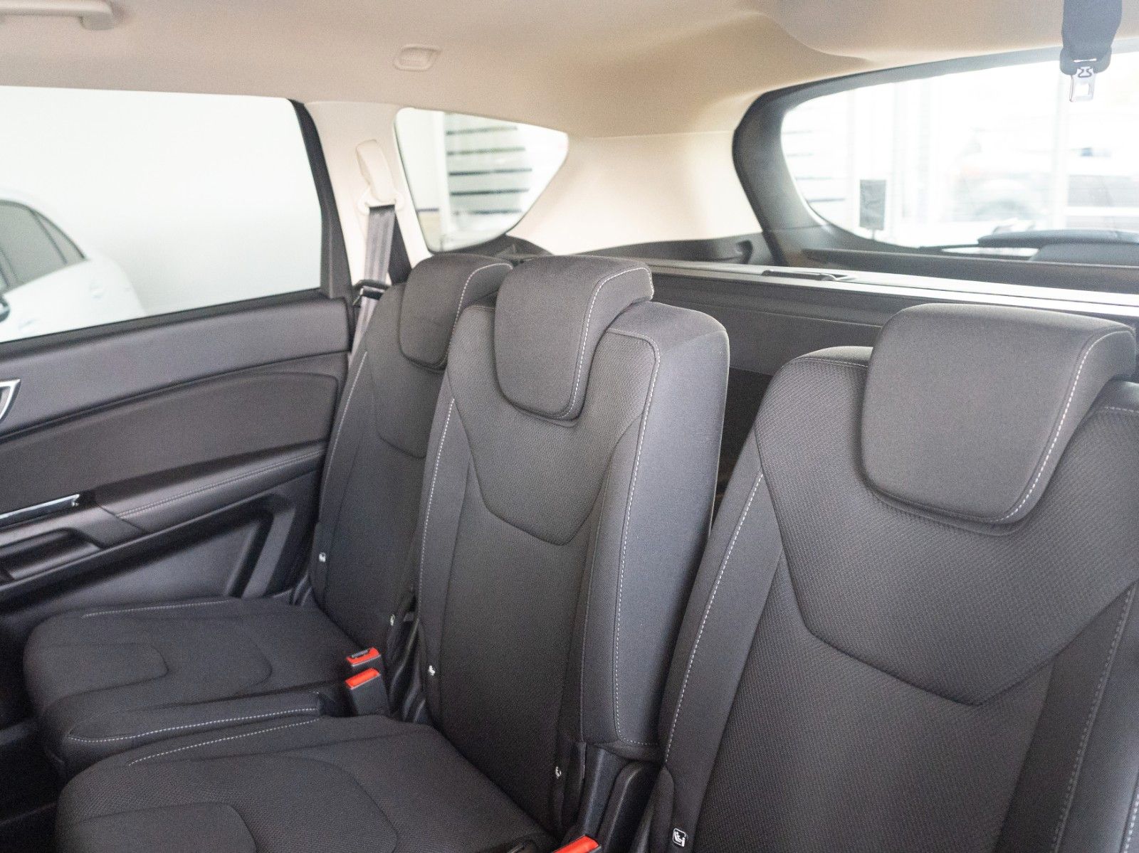 Fahrzeugabbildung Ford S-MAX Titanium Neuer Motor!/WINTER-P./NAVI/PDC