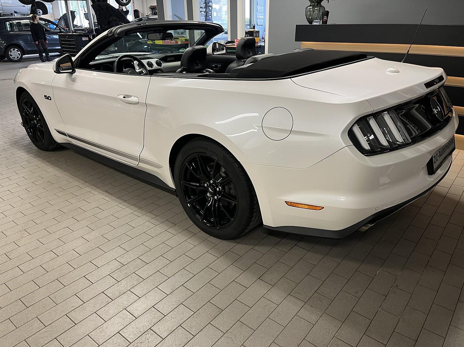 Ford Mustang GT Convertible - 13.200 Km
