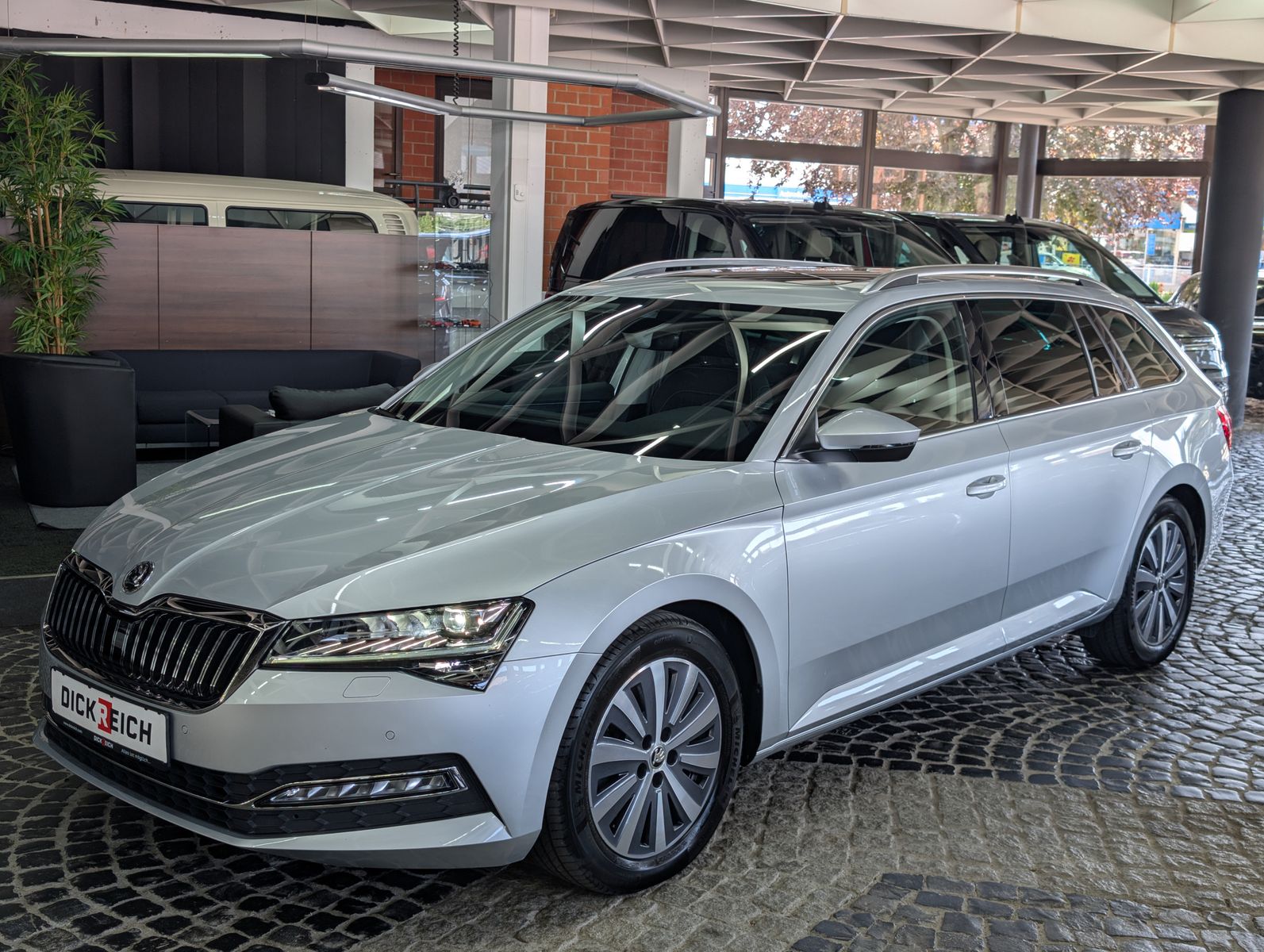 Fahrzeugabbildung SKODA Superb Premium 2.0 TDI PANO LEDER MASSAGE SOUND