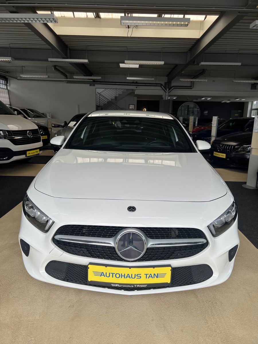Fahrzeugabbildung Mercedes-Benz A 200 *AMBIENTE*WIDESCREEN*KAMERA*CARBON*LED*