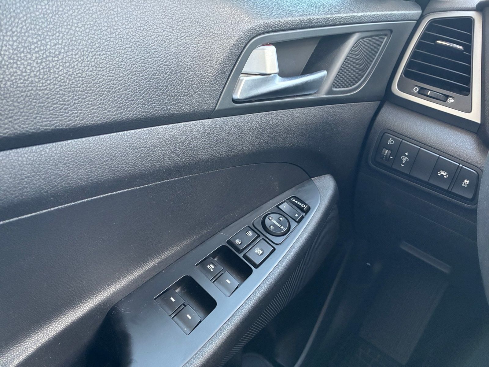 Fahrzeugabbildung Hyundai Tucson 1.6 Style KlimaA,LED,Navi,SHZ,2xKlima,PDC