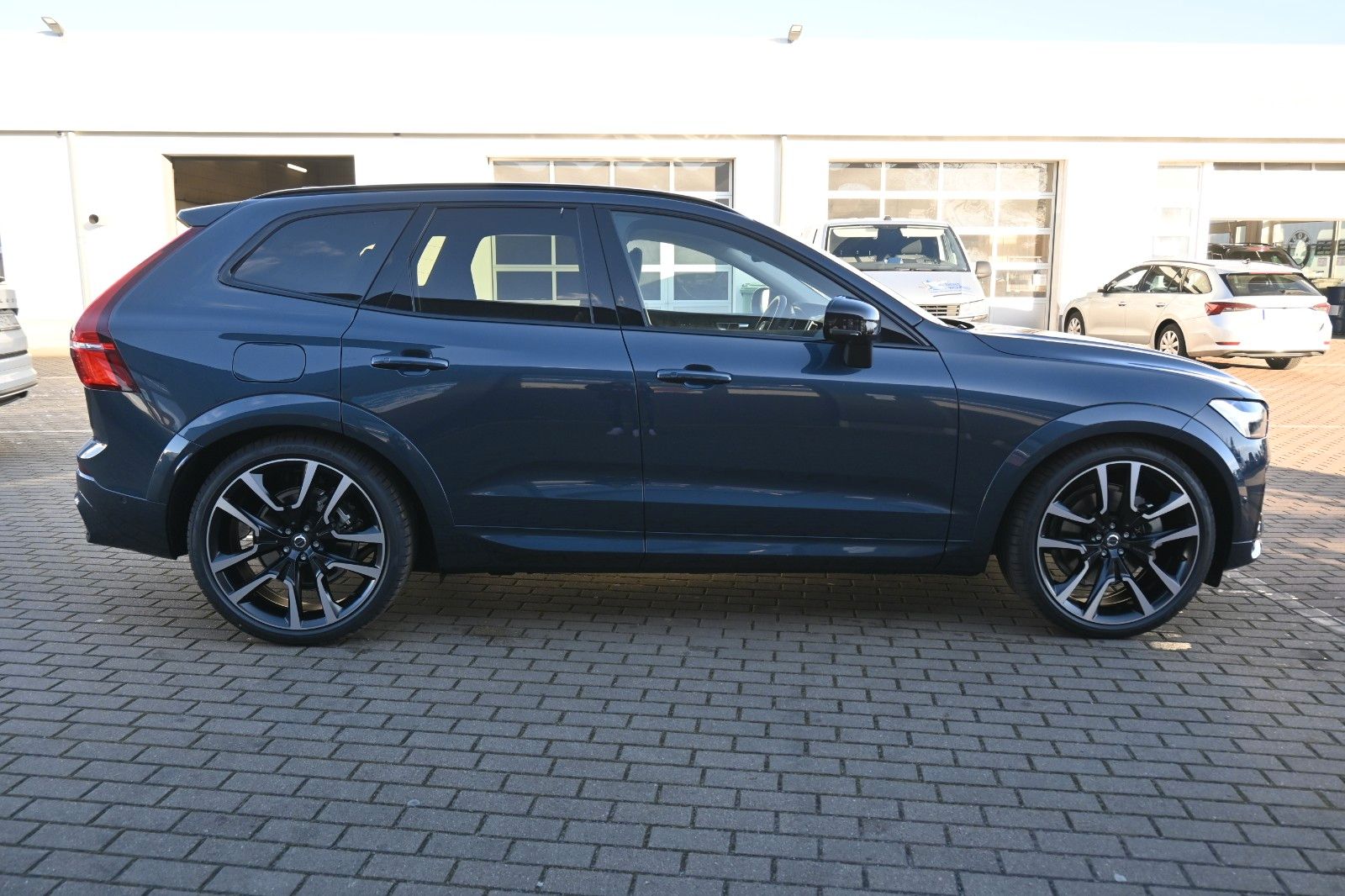 Fahrzeugabbildung Volvo XC60 B5 B AWD Ultra Dark*PANO*360°*LUFT*ACC*AHK