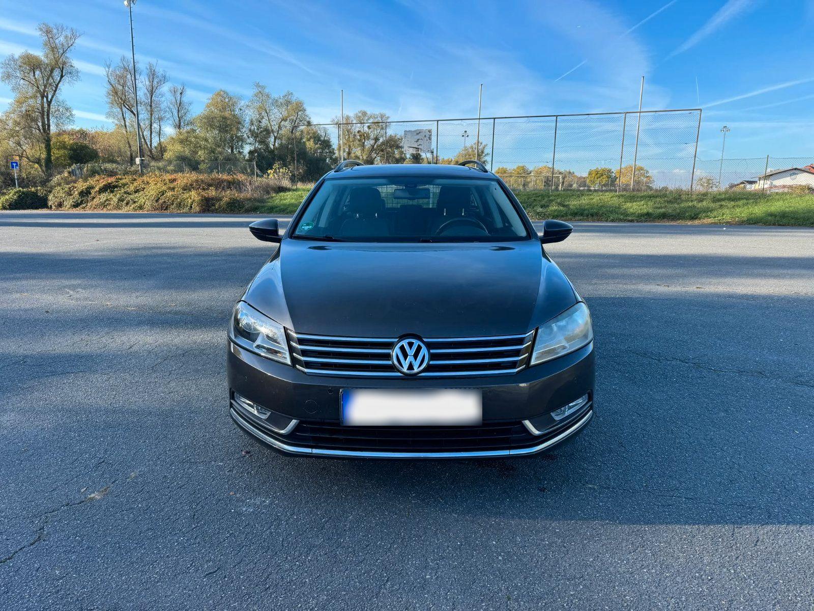 Volkswagen Passat 2012 — rear view