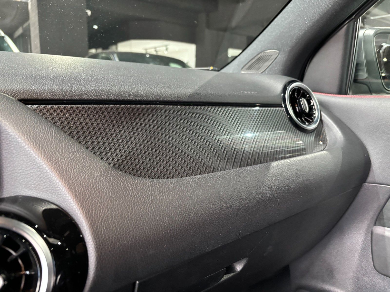 Fahrzeugabbildung Mercedes-Benz GLA 220d //AMG LINE//CARBON/KAMERA/MBUX/AHK/SHZ