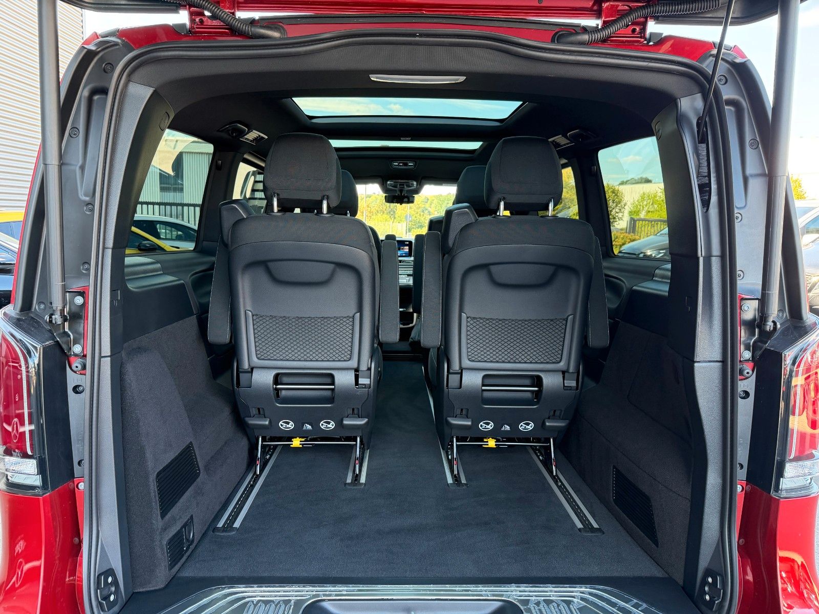Fahrzeugabbildung Mercedes-Benz V 300 d STYLE AMG 4MATIC AIRMATIC DISTRONIC Pano