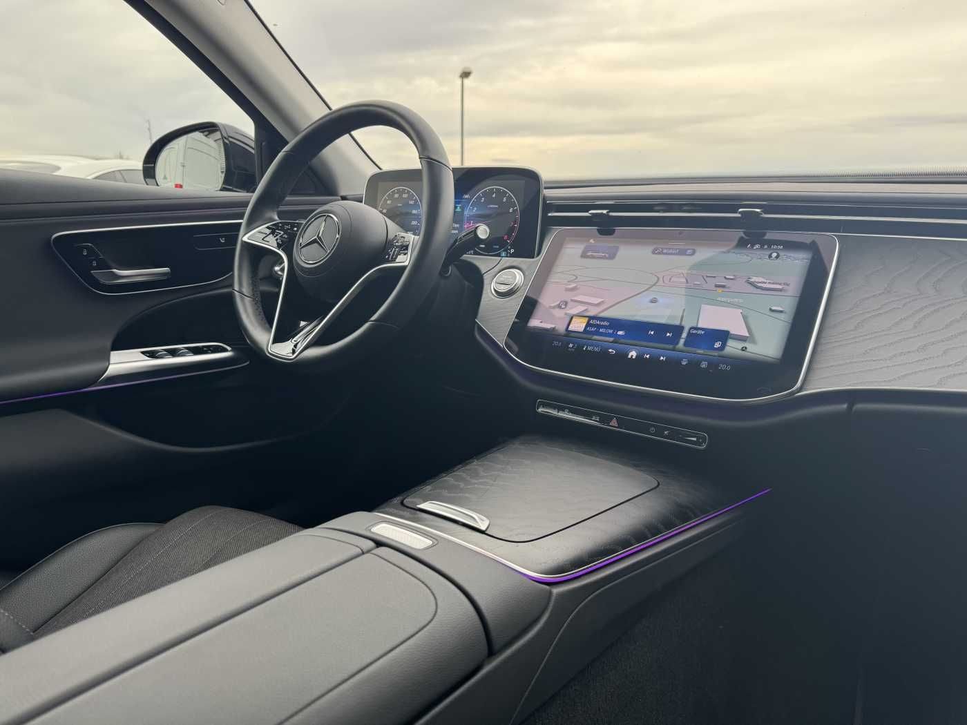 Fahrzeugabbildung Mercedes-Benz E 200 T AVANTGARDE+DistrPlus+Pano+ AHK+Ambiente