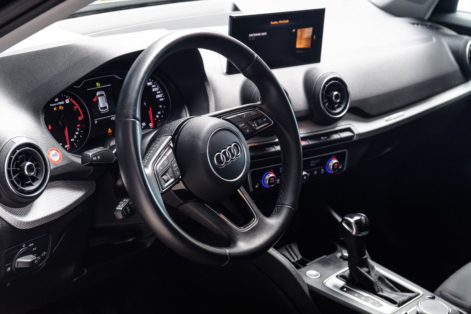 Fahrzeugabbildung Audi Q2 35 TFSI S tronic LED/SZH/RFK/NAVI/GJR