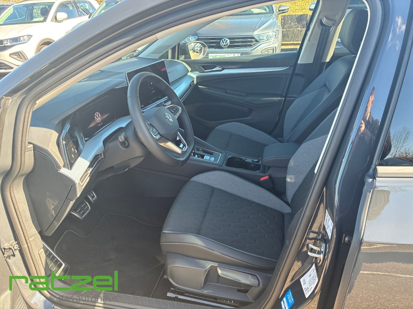 Fahrzeugabbildung Volkswagen Golf GOAL 1.5 eTSI DSG Allwetter+PDC+SHZ+LED