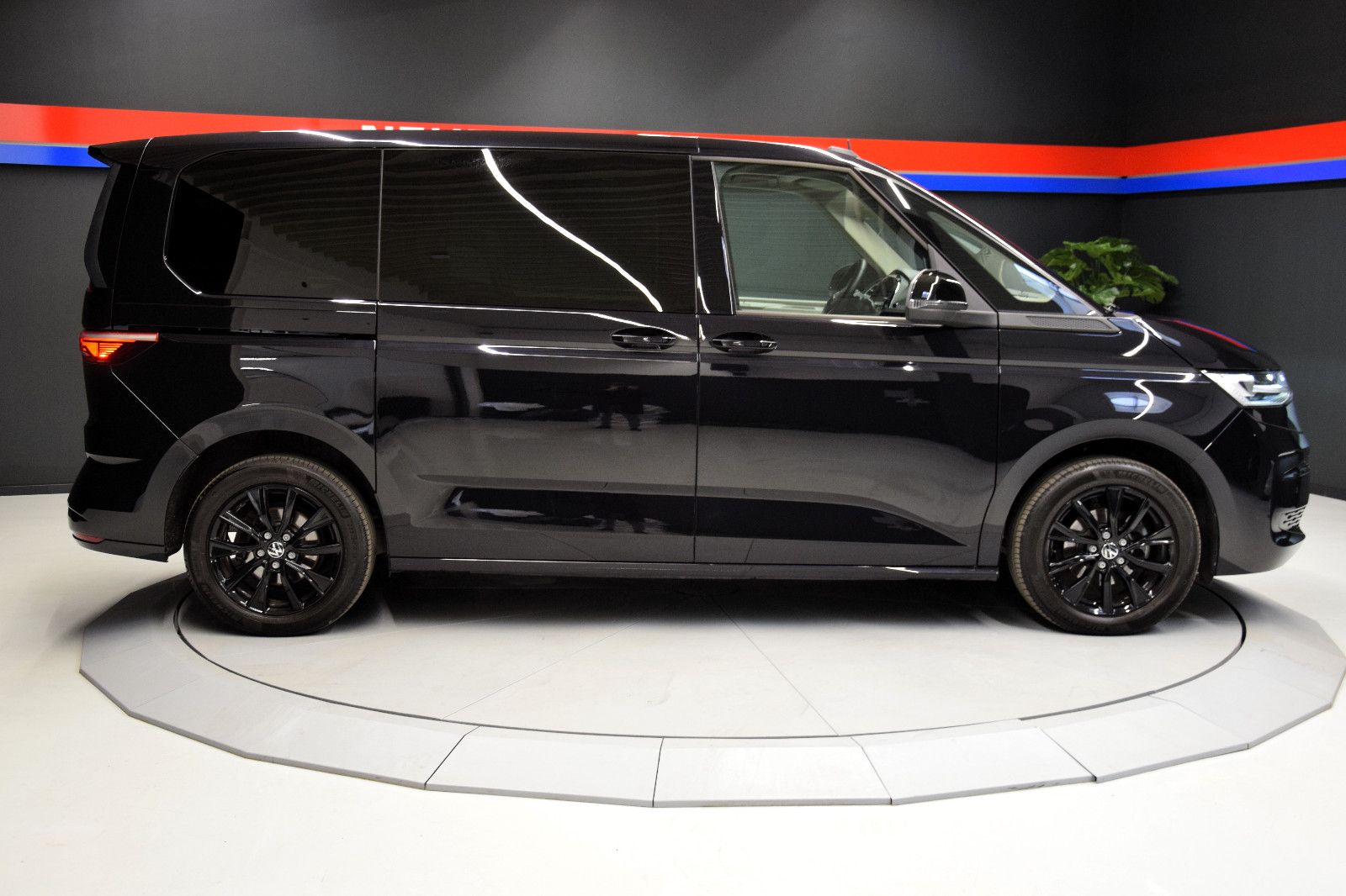 Fahrzeugabbildung Volkswagen T7 Multivan DSG Life 7-Sitze Pano AHK IQ-Light