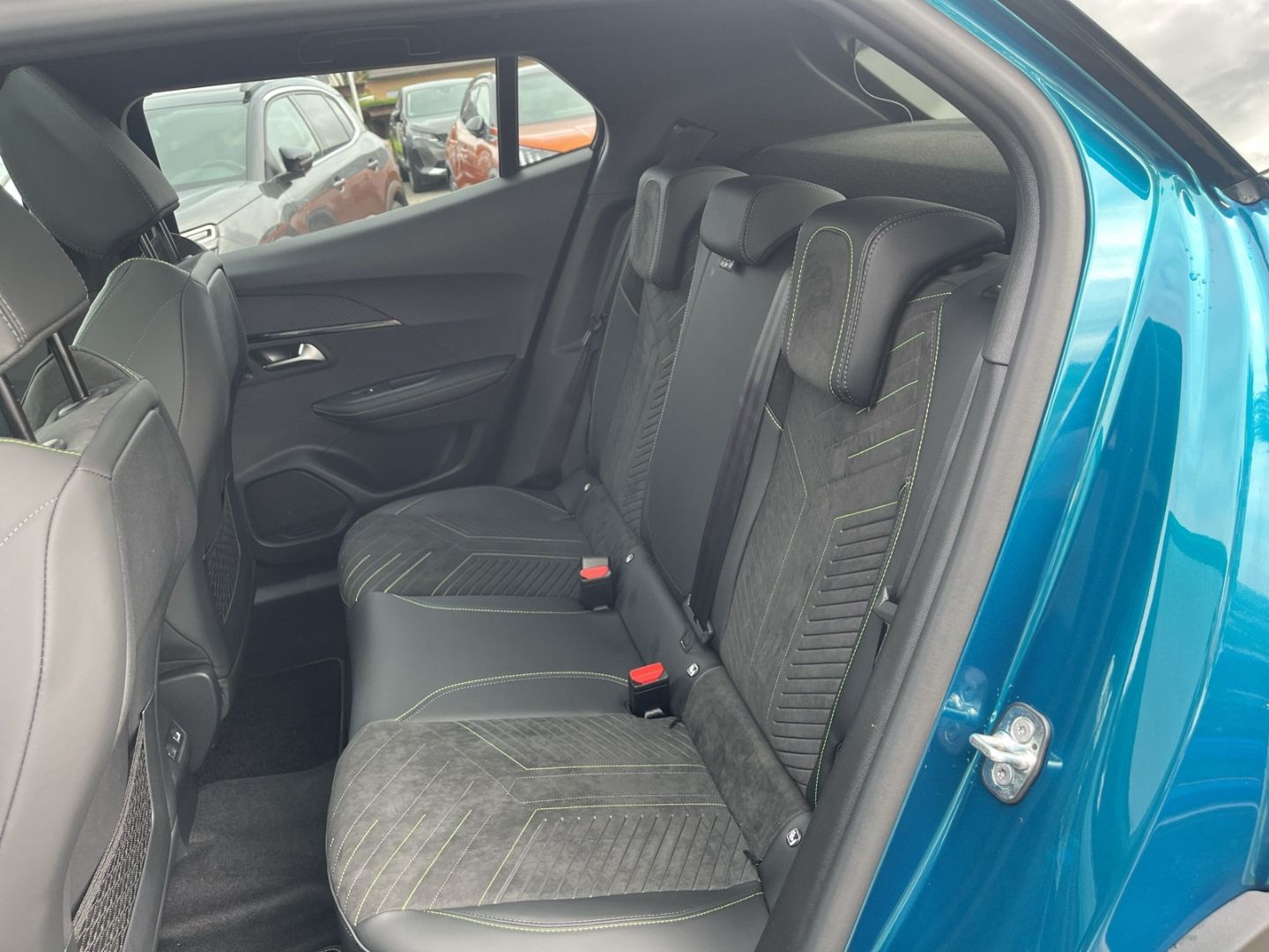 Fahrzeugabbildung Peugeot 2008 GT HYBRID 145 e-DSC6 El. Panodach Navi ACC