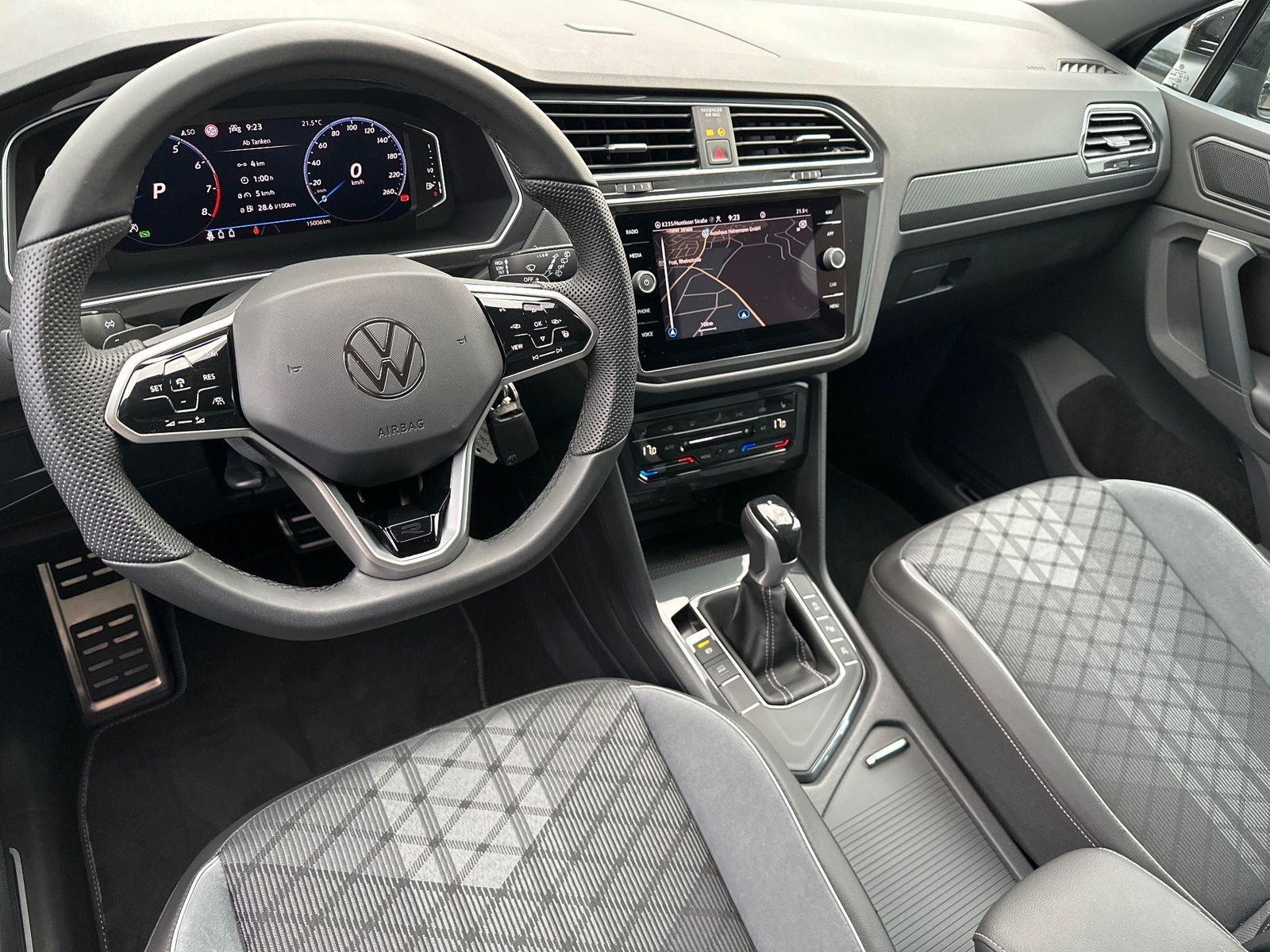 Fahrzeugabbildung Volkswagen Tiguan 1.5 TSI DSG R-Line NAV+LED+20ZO+HUD