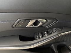 Fahrzeugabbildung BMW 320d Touring Sportautomatic -- AHK/Pano/HeadUp