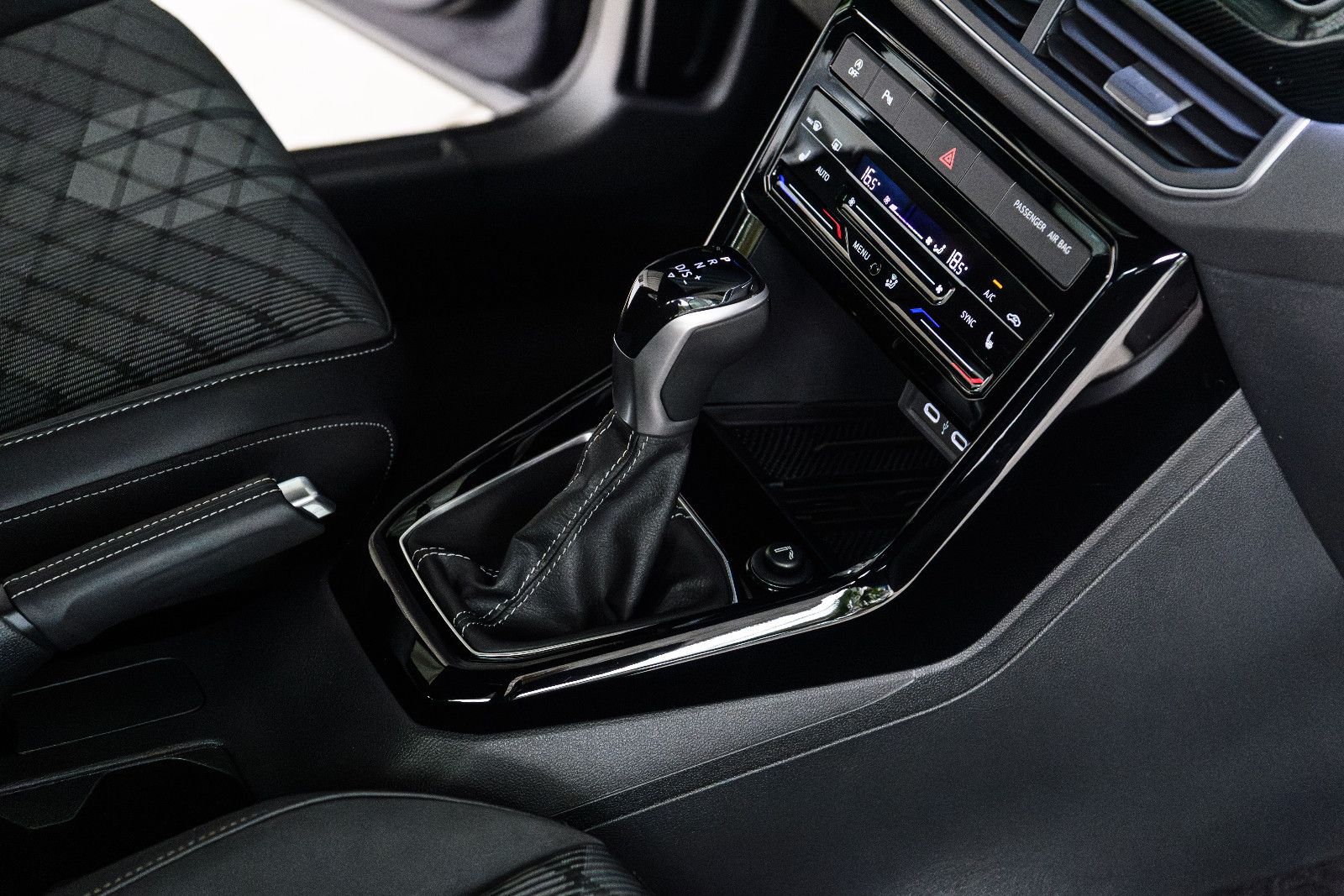 Fahrzeugabbildung Volkswagen T-Cross R-Line 1.5 TSI DSG IQ-LED+AHK+NAV+ACC