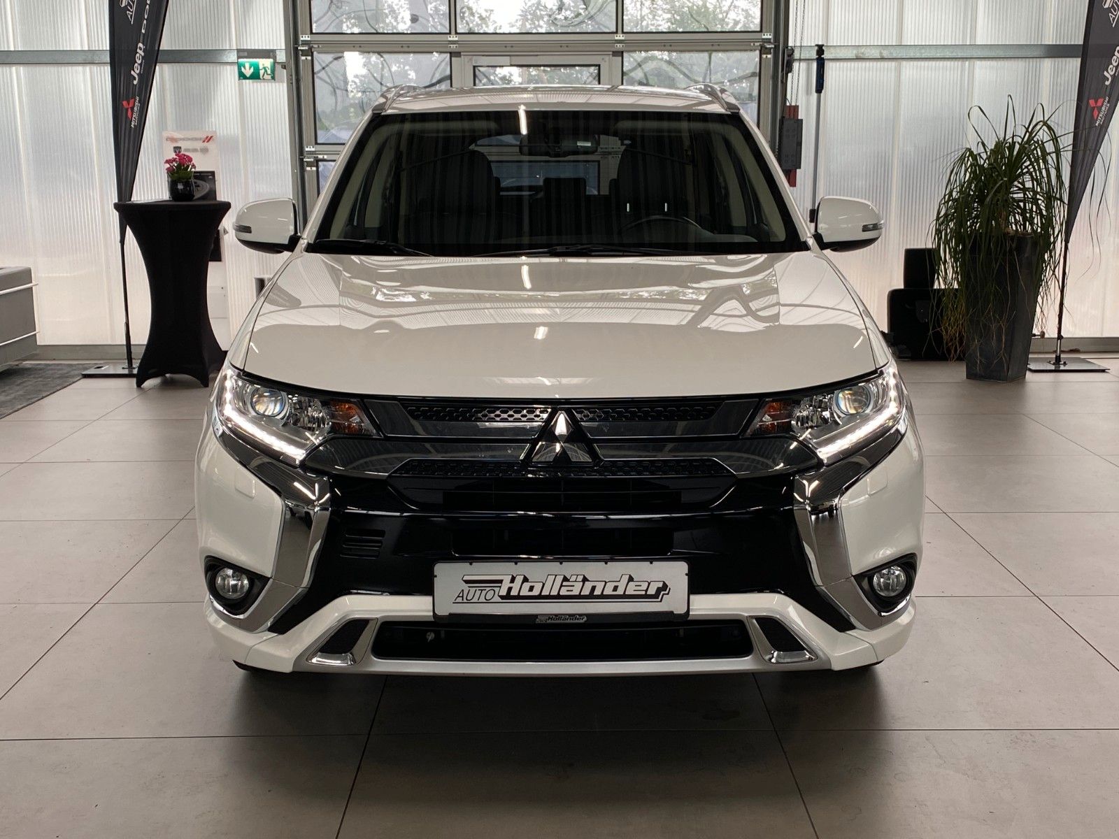 Fahrzeugabbildung Mitsubishi Plug-in Hybrid Outlander 2.4 Basis Spirit AHK