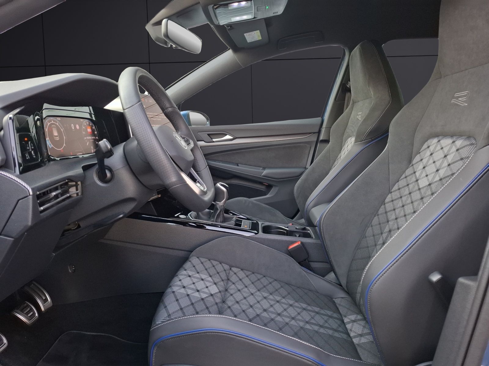 Fahrzeugabbildung Volkswagen Golf VIII TSI R-Line LED APP AID ACC RFK SH LHZ