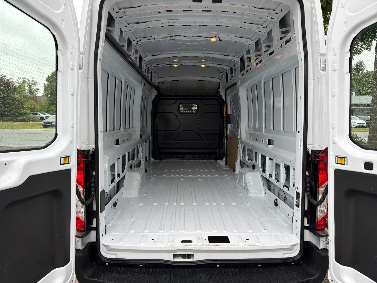 Fahrzeugabbildung Ford Transit Kasten 350 L4, RWD