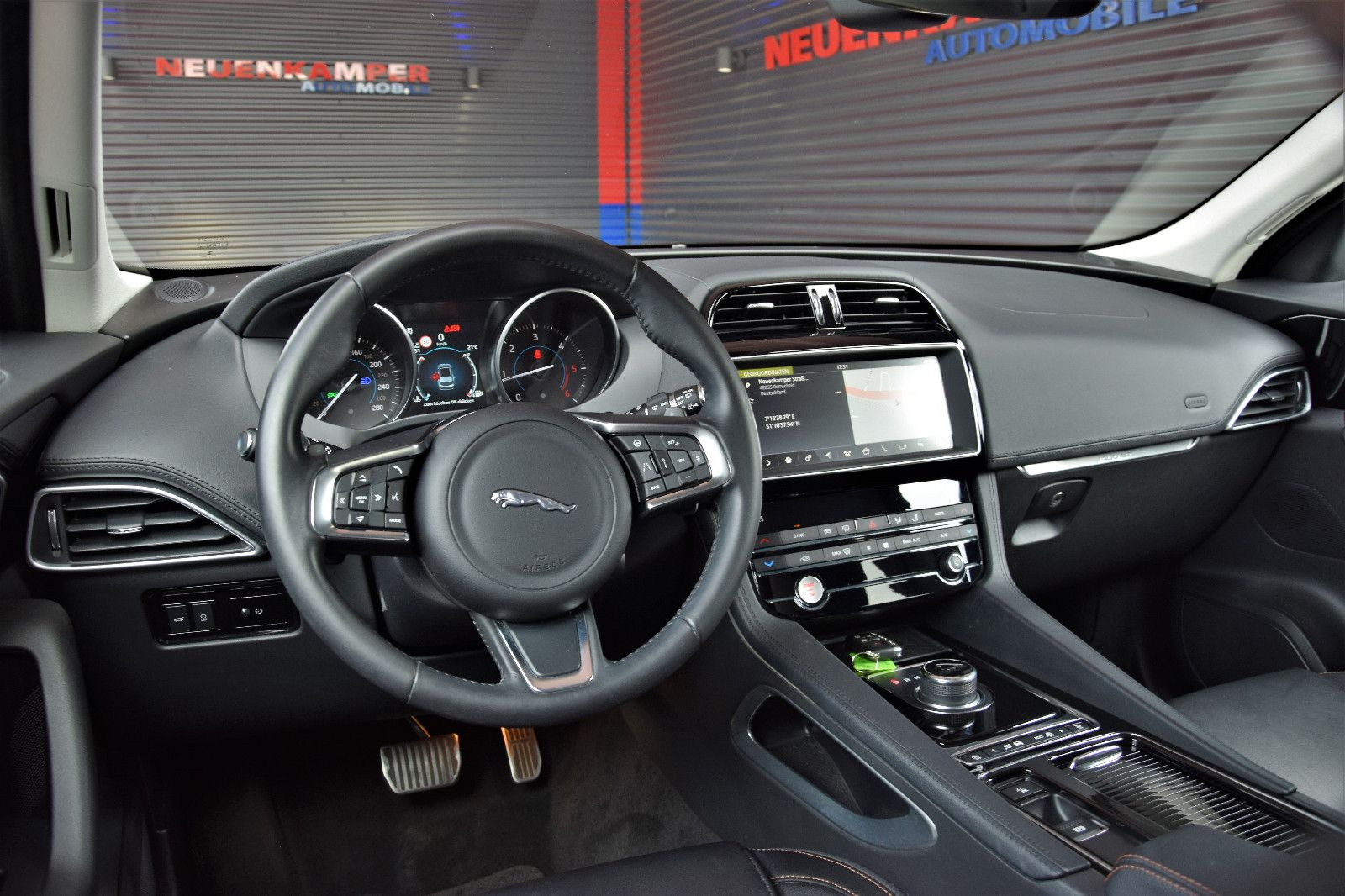 Fahrzeugabbildung Jaguar F-PACE Prestige Leder Navi Kamera ACC Xenon