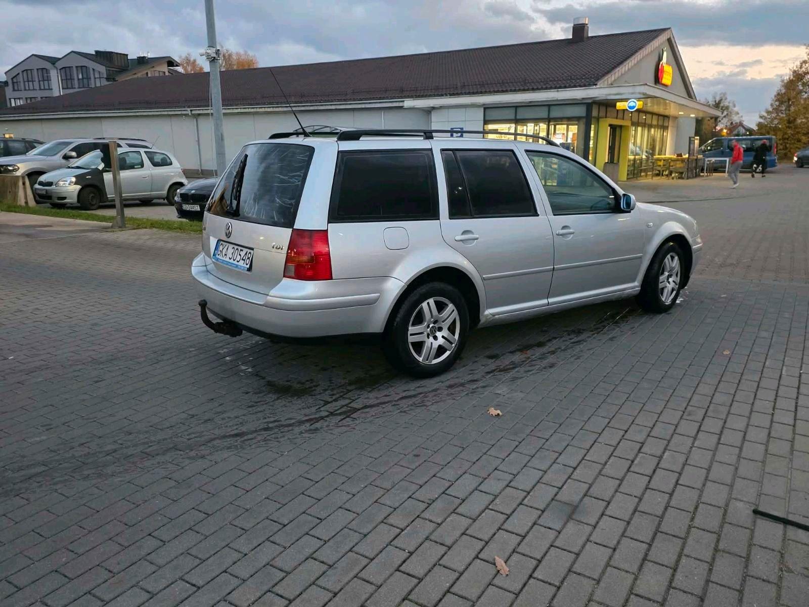 Volkswagen Golf 2004 — rear view