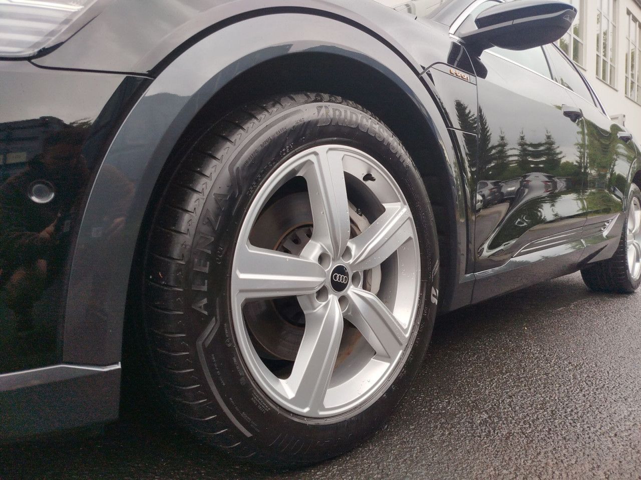Fahrzeugabbildung Audi e-tron advanced 55 quattro 300 kW