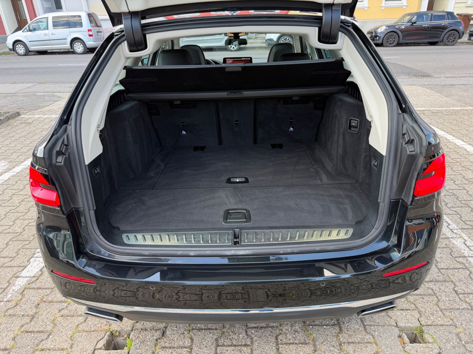 Fahrzeugabbildung BMW 520d Touring xDrive Luxury Line LASER PANO HUD