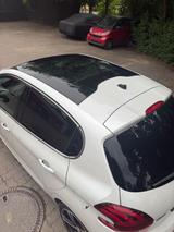 Peugeot 208 1.2 Allure PureTech 110 EAT6 S & S Allure - weiße Peugeot 208