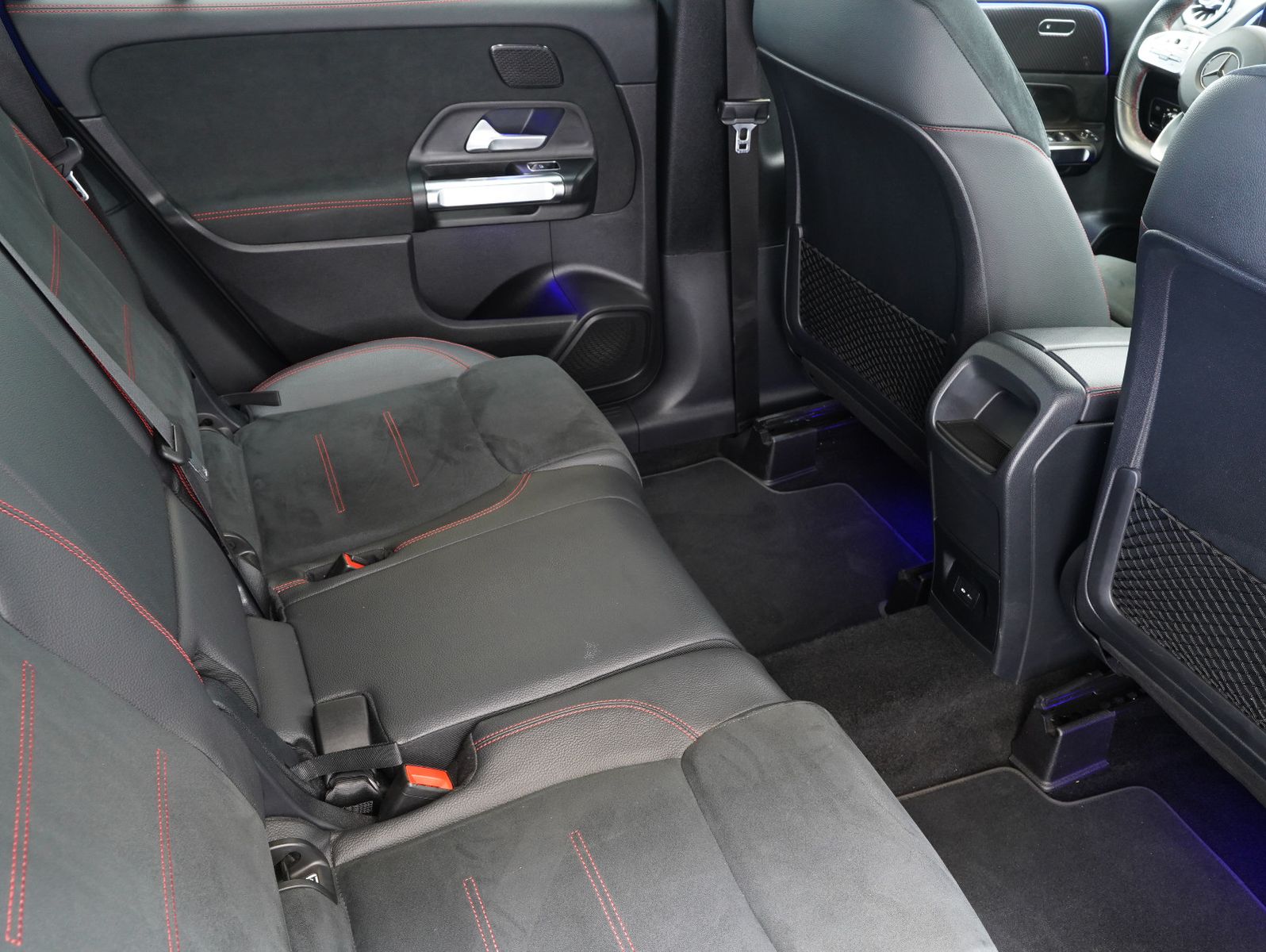 Fahrzeugabbildung Mercedes-Benz GLB 220 d AMG Line NIGHT/LED/MBUX/DAB/DISTRONIC