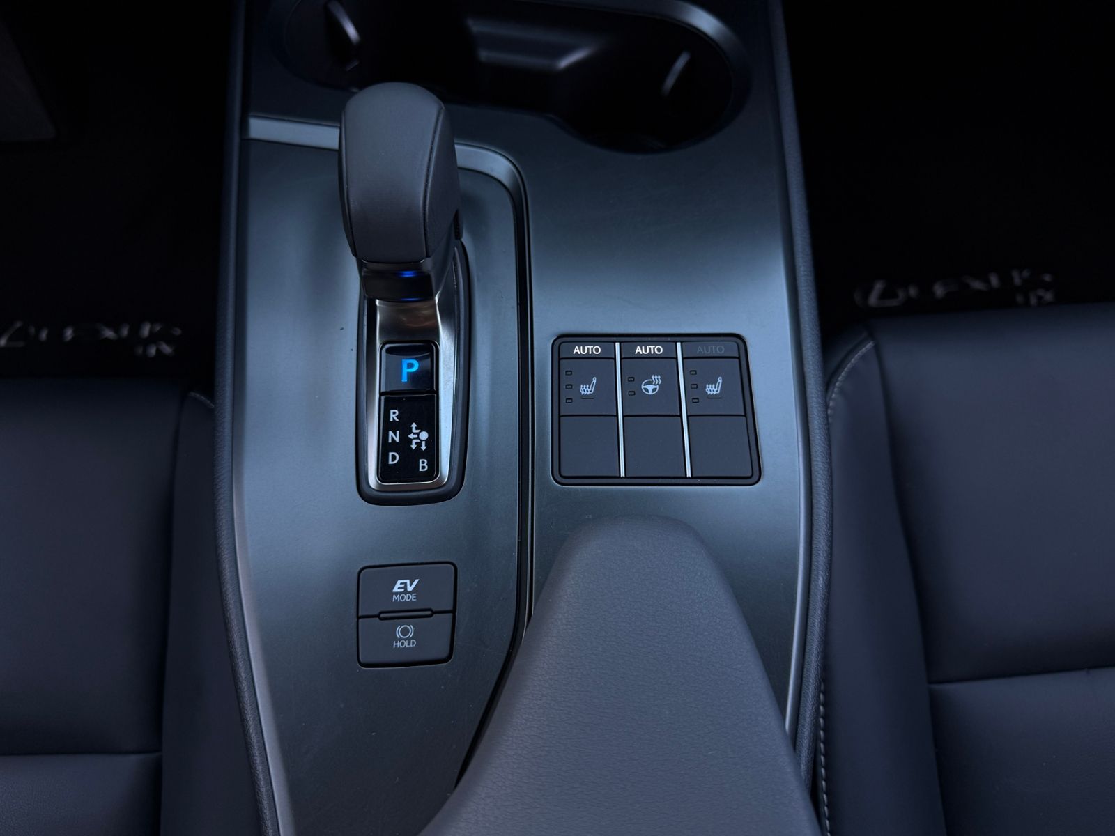Fahrzeugabbildung Lexus UX 300 h F Sport Design LED NAV ACC RFK SHZ