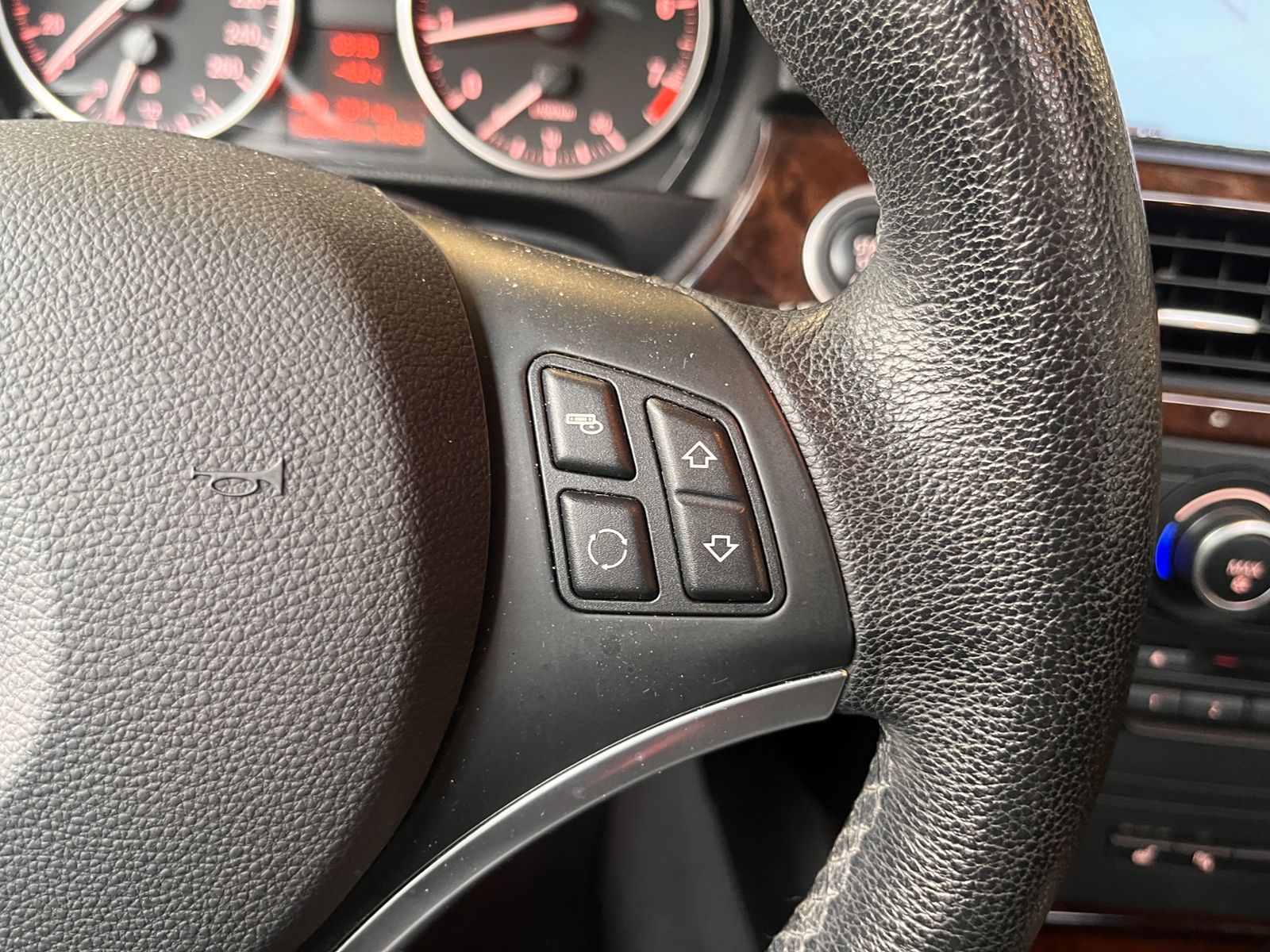 Fahrzeugabbildung BMW 320i  Touring PANO XENON NAVI