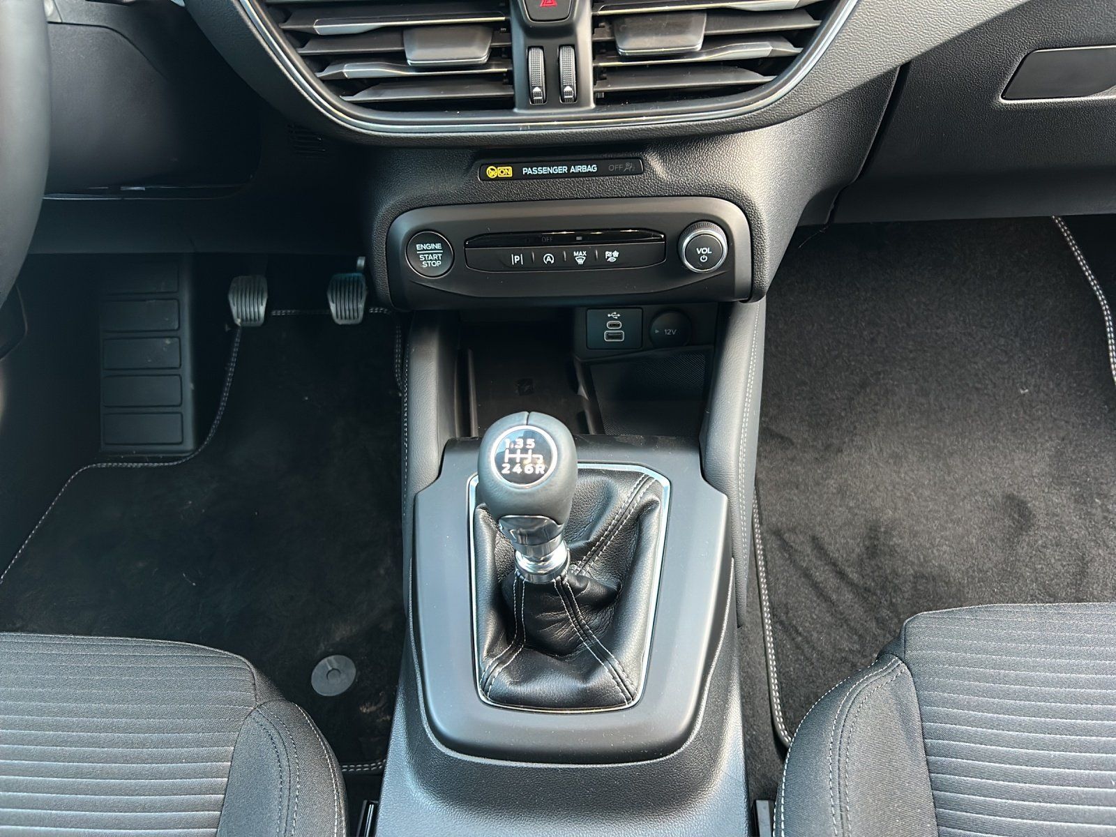 Fahrzeugabbildung Ford Focus Titanium x Winter Pak. B&O LED Schein. 17z