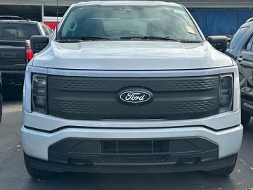 Ford F 150 Lightning XLT 2025 weiss im Vorlauf