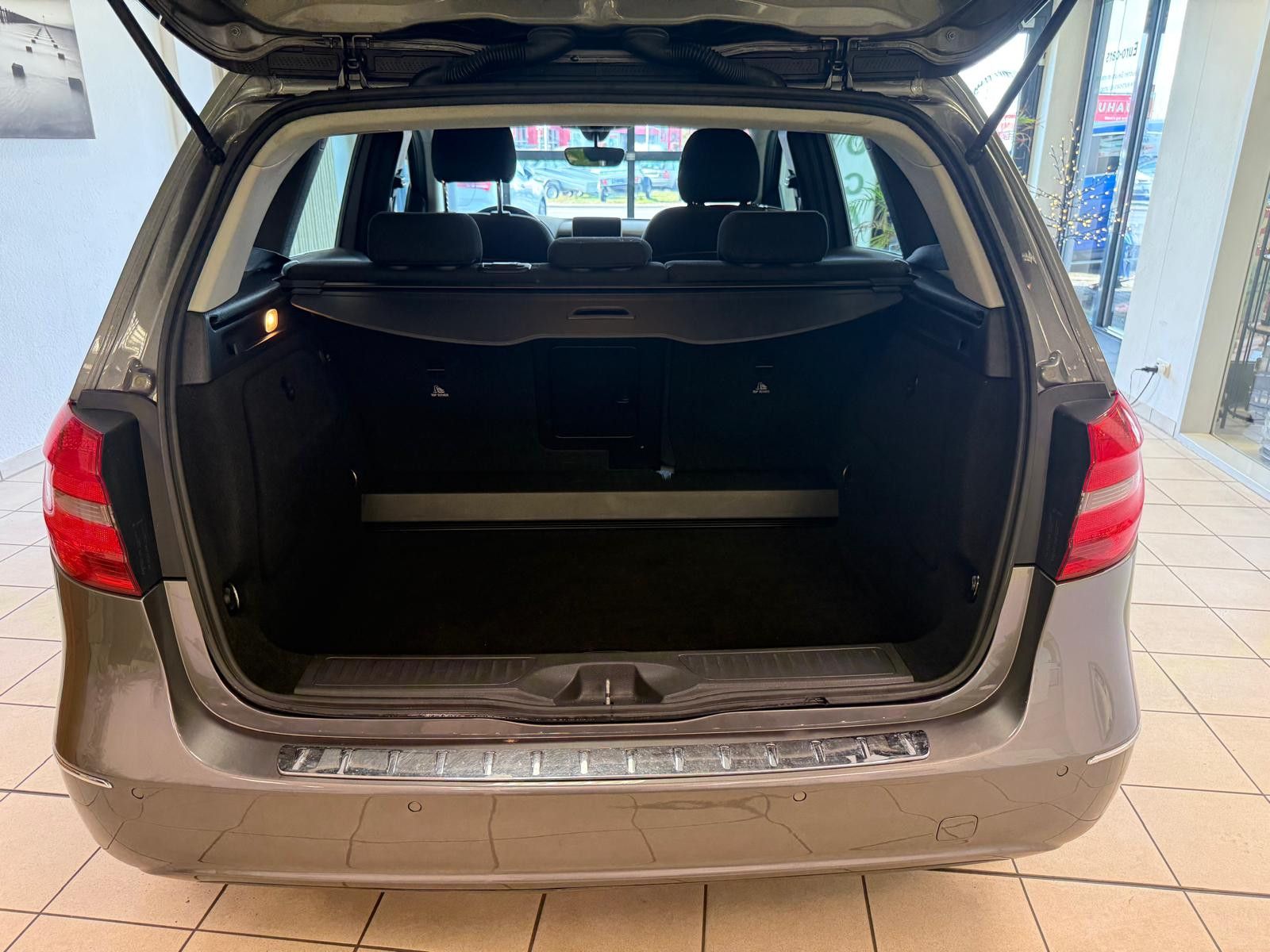 Fahrzeugabbildung Mercedes-Benz MB  B 180 / NAVI/AUTOMATIK