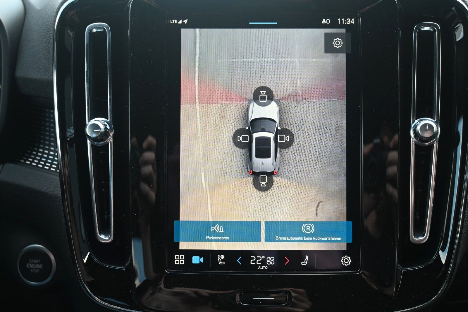 Fahrzeugabbildung Volvo XC40 B4 DKG Plus Dark*H&K*FSHZG*360°*ACC*AHK