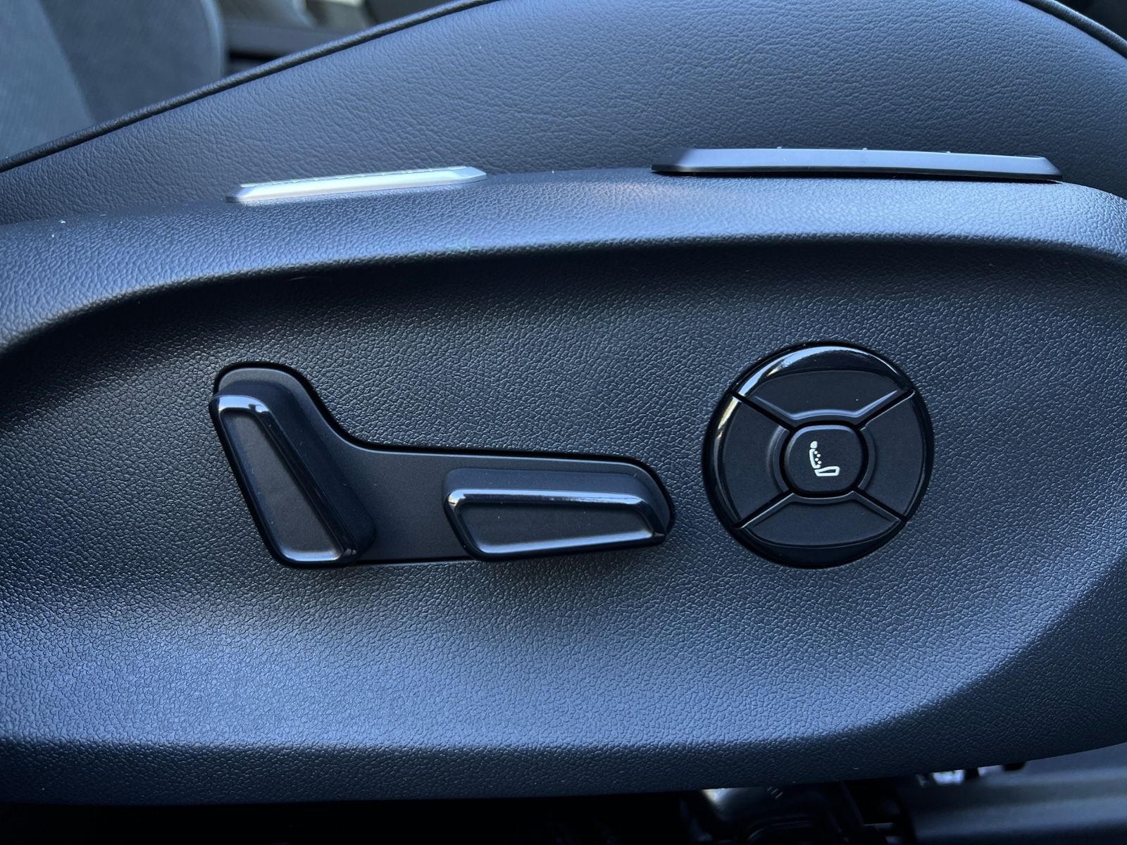 Fahrzeugabbildung Volkswagen Passat Variant Elegance 1.5 eTSI DSG *AHK, ACC,