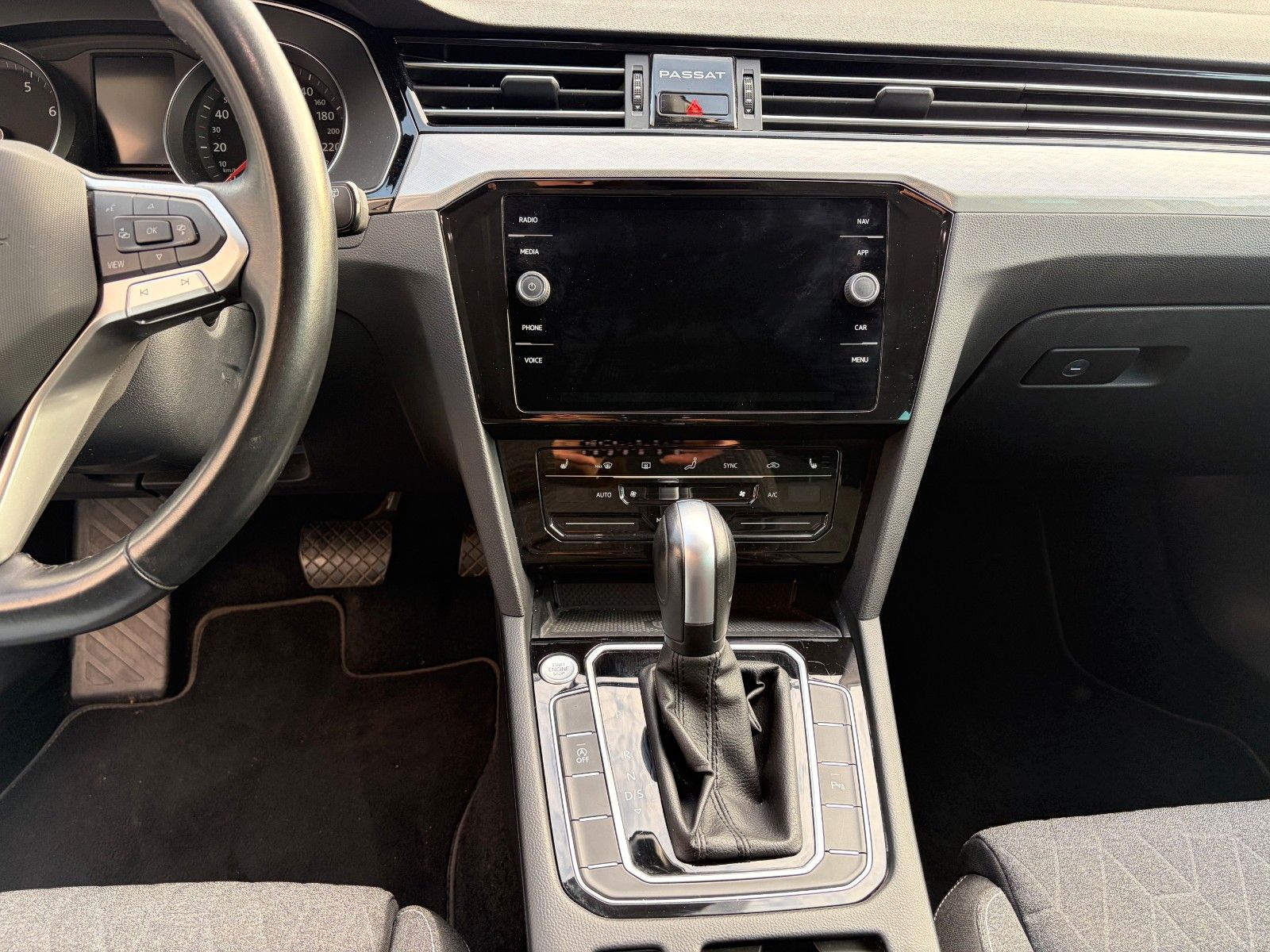 Fahrzeugabbildung Volkswagen Passat Variant Business 1.5 TSI Comfort DSG AHK