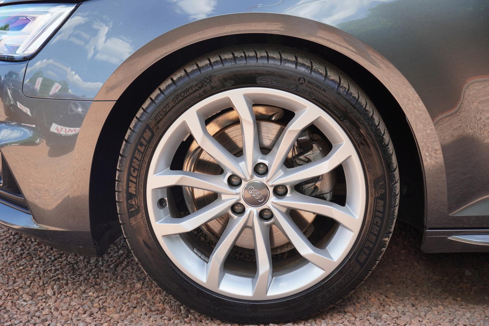 Audi A4 2.0 TFSI S-tronic S-Line LED ACC Navi Kamera